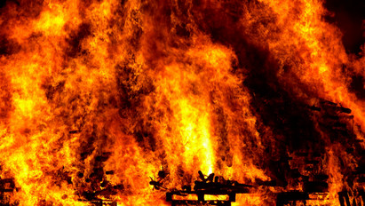 Kigyulladt egy művelődési központ Nyíregyházán, négy vízsugárral oltják a lángokat – fotók