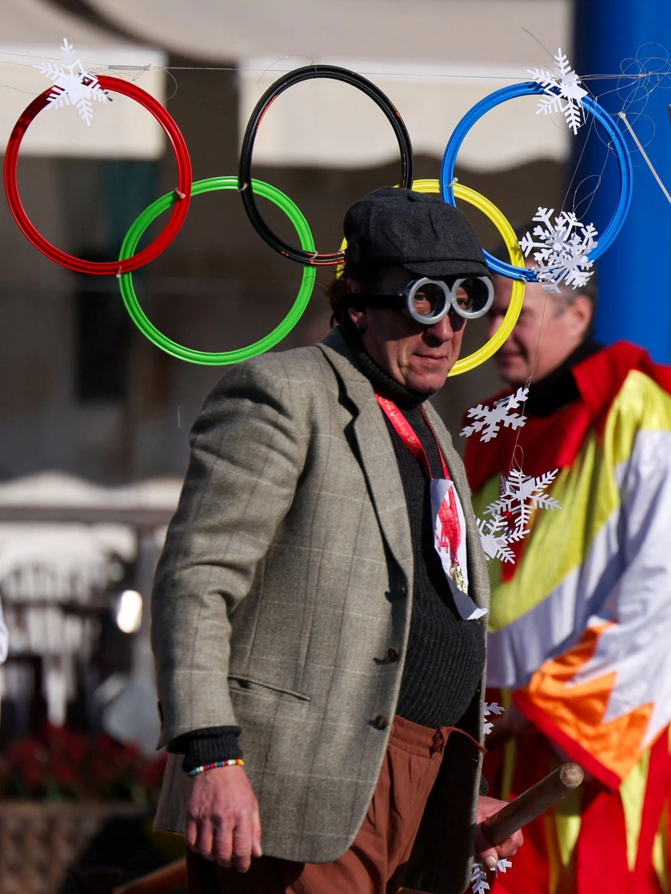 Učesnik karnevala u Veneciji sa obeležjem olimpijskih igara, pošto se u Italiji uskoro održavaju Zimske olimpijske igre | Foto: REUTERS/Claudia Greco