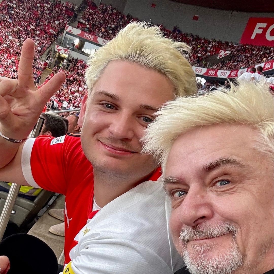 Český herec Michal Suchánek so synom na futbalovom zápase.