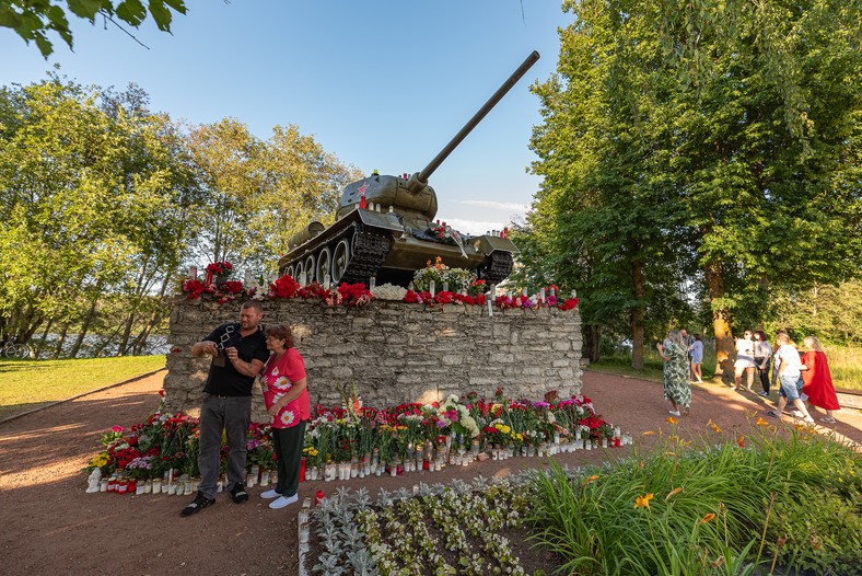 Pomnik czołgu T-34 w Narwie w Estonii. Pomnik zniknął w sierpniu 2022 r.