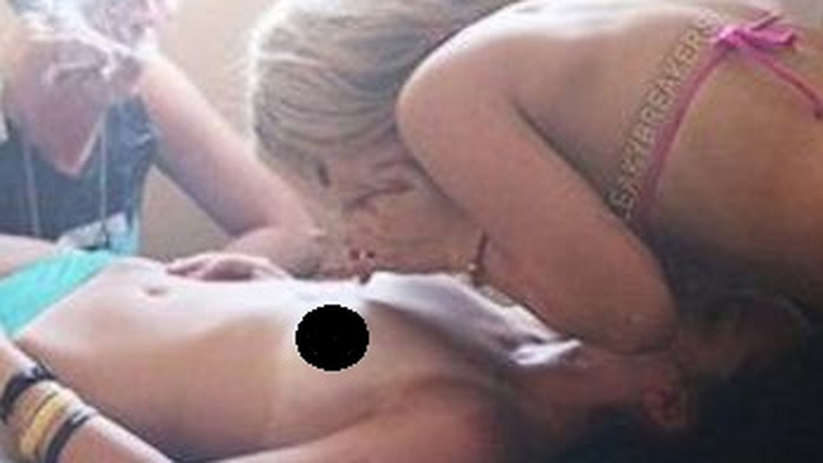 W sieci ukazało się zdjęcie Vanessy Hudgens i Seleny Gomez z filmu "Spring Breakers", na którym ta pierwsza wciąga kokainę z piersi tej drugiej.