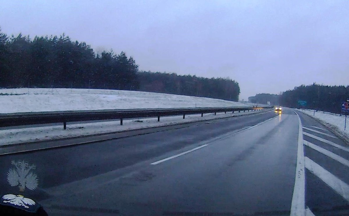 Rosjanin pędził pod prąd obwodnicą w Polsce. Wpadł na radiowóz [ZDJĘCIA]