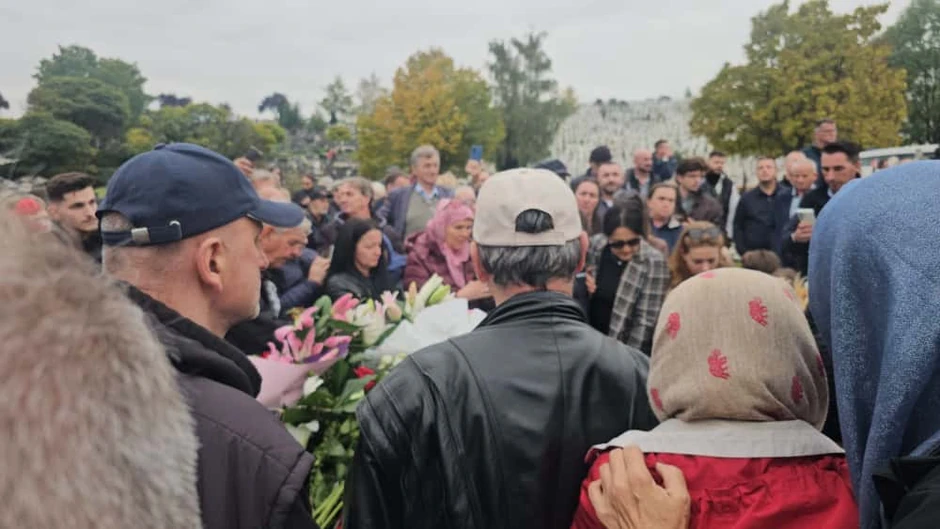 Dino Bešlić prima saučešće na groblju