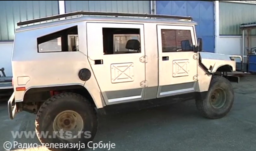 Verna kopija "hamera" u Milanovom dvorištu