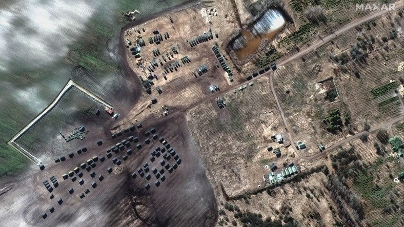 Zdjęcia satelitarne Maxar Technologies pokazujące konwój wojsk rosyjskich na Ukrainie