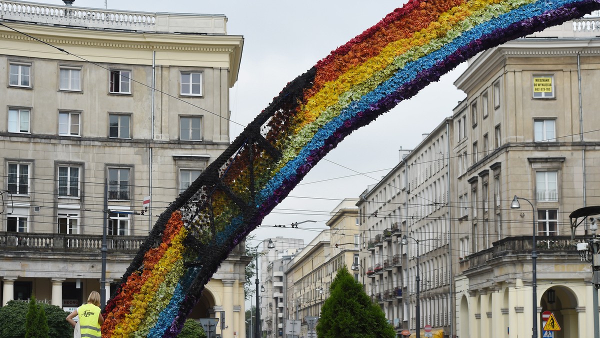 Zarzuty niszczenia mienia w związku z czynem chuligańskim usłyszeli prokuraturze dwaj mężczyźni podejrzewani o podpalenie instalacji "Tęcza" na pl. Zbawiciela w Warszawie. Grozi im do pięciu lat więzienia.