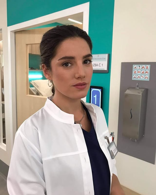 Slovenská herečka Sarah Arató. 