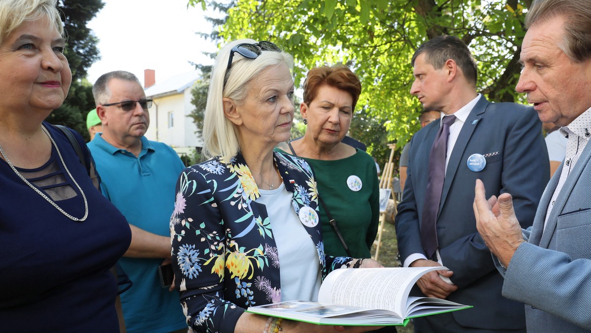 - To doskonała inwestycja w rodzinę – mówiła w podwarszawskim Sulejówku szefowa MRPiPS Bożena Borys-Szopa. Przypomniała, że od początku działania programu do rodzin trafiło w sumie prawie 77 mld zł. Minister Borys-Szopa wzięła udział w pikniku rodzinnym.