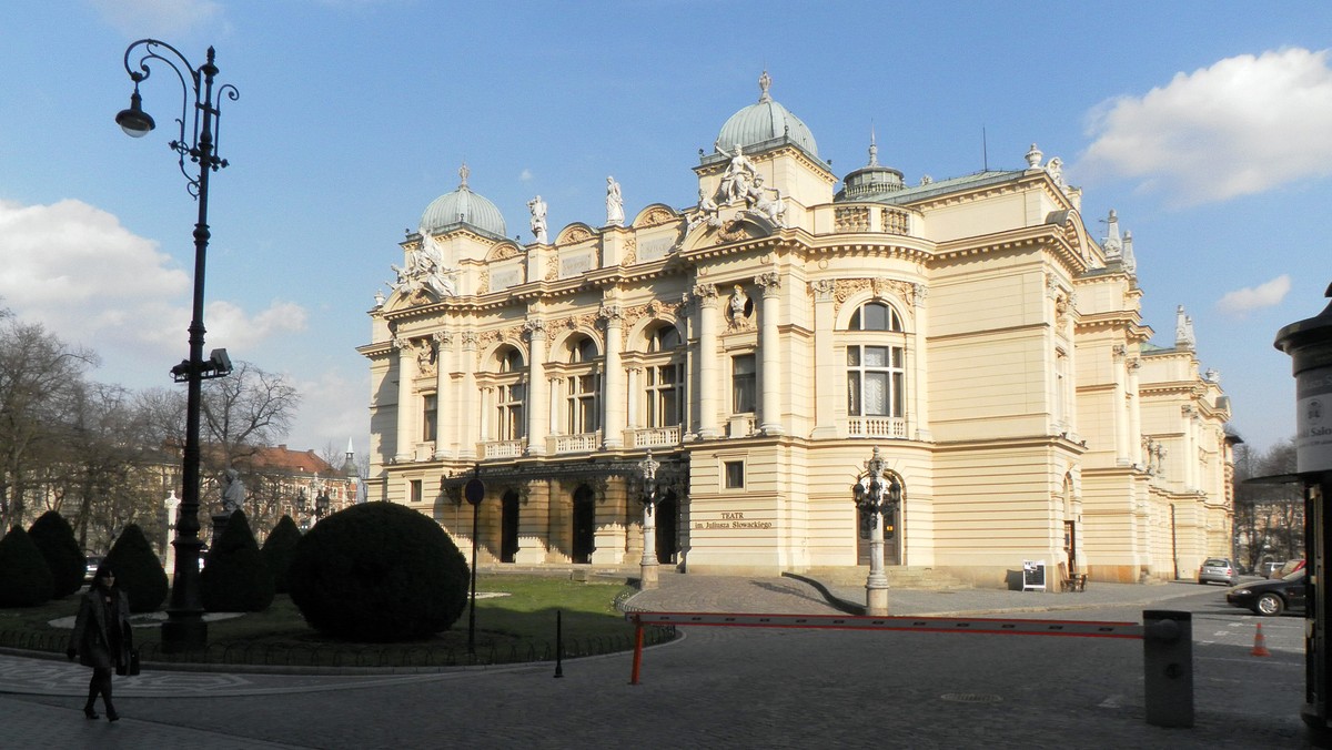 Na dachu jednego z najbardziej reprezentatywnych polskich teatrów – Teatru im. J. Słowackiego w Krakowie – staną dwa ule. Miód, który pszczoły w nich wytworzą, najprawdopodobniej posłuży jako prezent dla sympatyków i gości teatru.