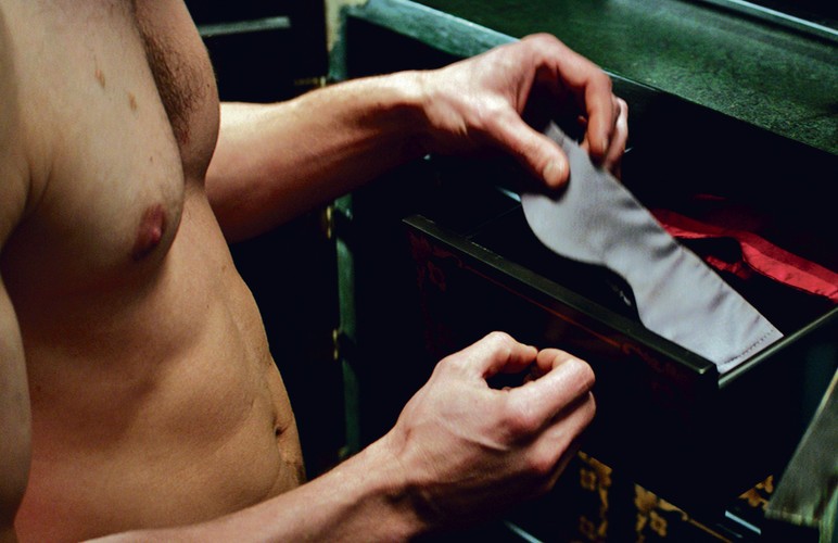 Premiera: <b>13 lutego</b><br>
Reż. <b>Sam Taylor-Johnson</b><br>
Studentka literatury poznaje przystojnego miliardera, z którym zaczyna ją łączyć nietypowa więź. Film budzi kontrowersje i ocieka seksem; w USA otrzymał kategorię R, co oznacza, że osoby poniżej 17. roku życia mogą go oglądać tylko w towarzystwie dorosłego opiekuna.
<br><br>fot. Universal Pictures