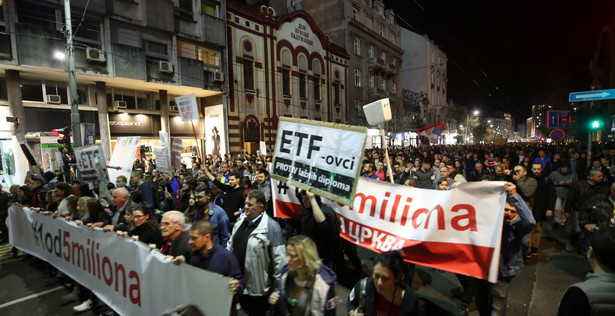 Serbowie wyszli na ulice w obronie wolnych mediów. Protesty trwają już czwarty miesiąc