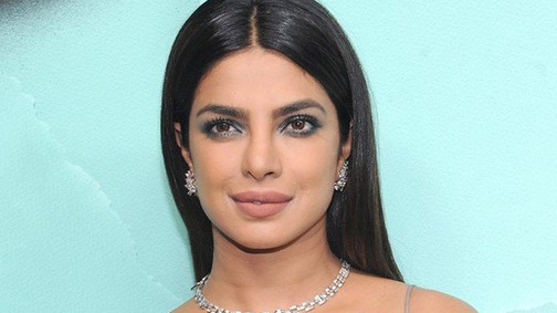 Priyanka Chopra megmutatta, hogy hogyan kell hordani az ősz színét