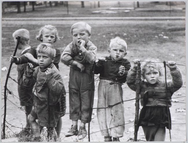 Dzieci z przedmieścia Annopol, 1958, Fot. Sławomir Biegański