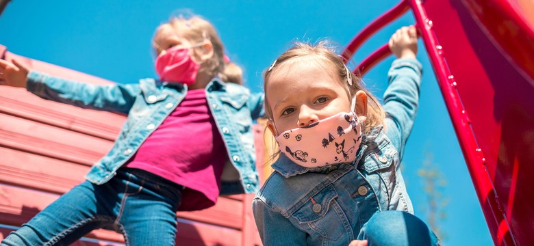 Regiony usuwają restrykcje. Pediatrzy wzywają do zrezygnowania z masek w szkołach