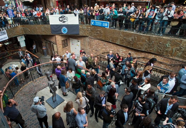 Odsłonięcie pomnika Amy Winehouse w Camden