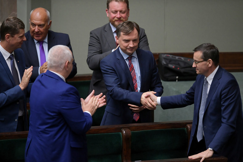 Zbigniew Ziobro i Mateusz Morawiecki 15 lipca 2020 r. Wówczas Sejm odrzucił wniosek opozycji o wotum nieufności wobec ministra sprawiedliwości. W mijającym tygodniu upadł kolejny taki sam wniosek.