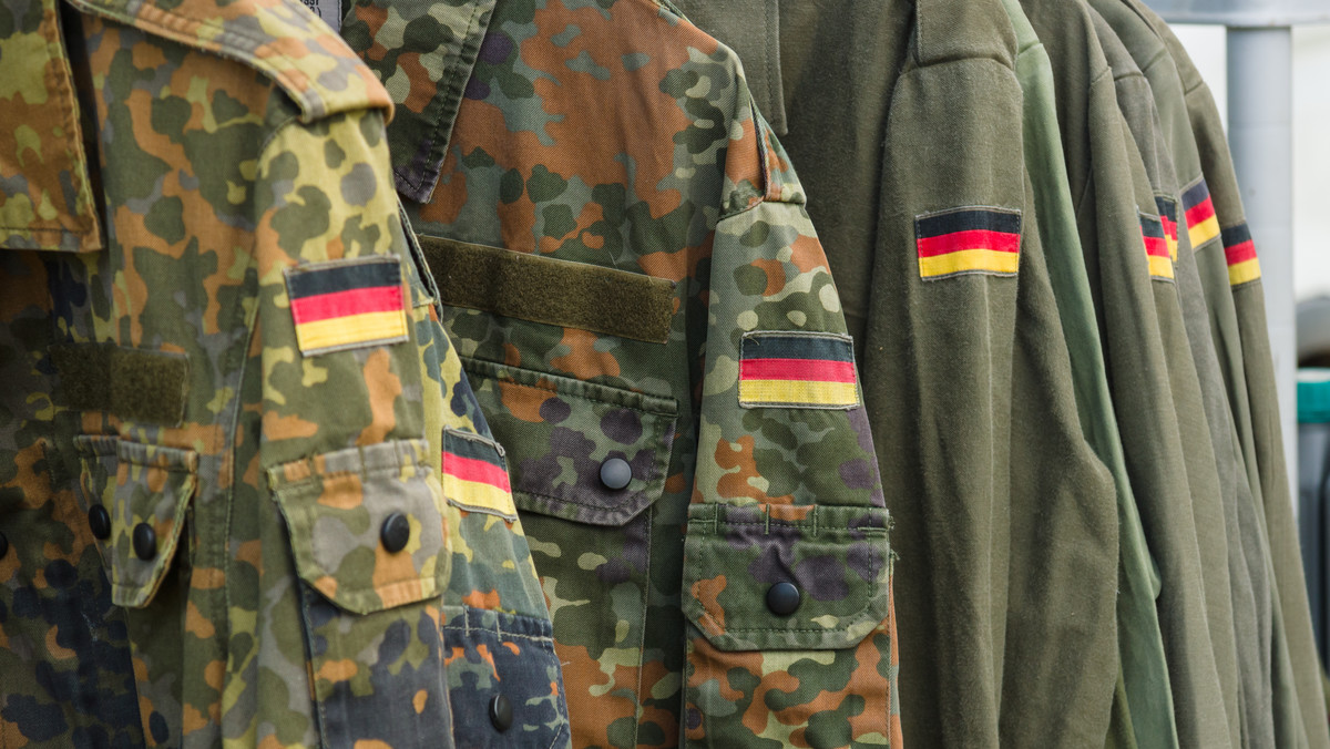 Niemiecka policja zatrzymała dziś 27-letniego żołnierza Bundeswehry podejrzanego o przygotowywanie, wraz z wcześniej aresztowanym oficerem oraz jeszcze jedną osobą, ciężkiego przestępstwa wymierzanego w państwo - podała prokuratura federalna w Karlsruhe.