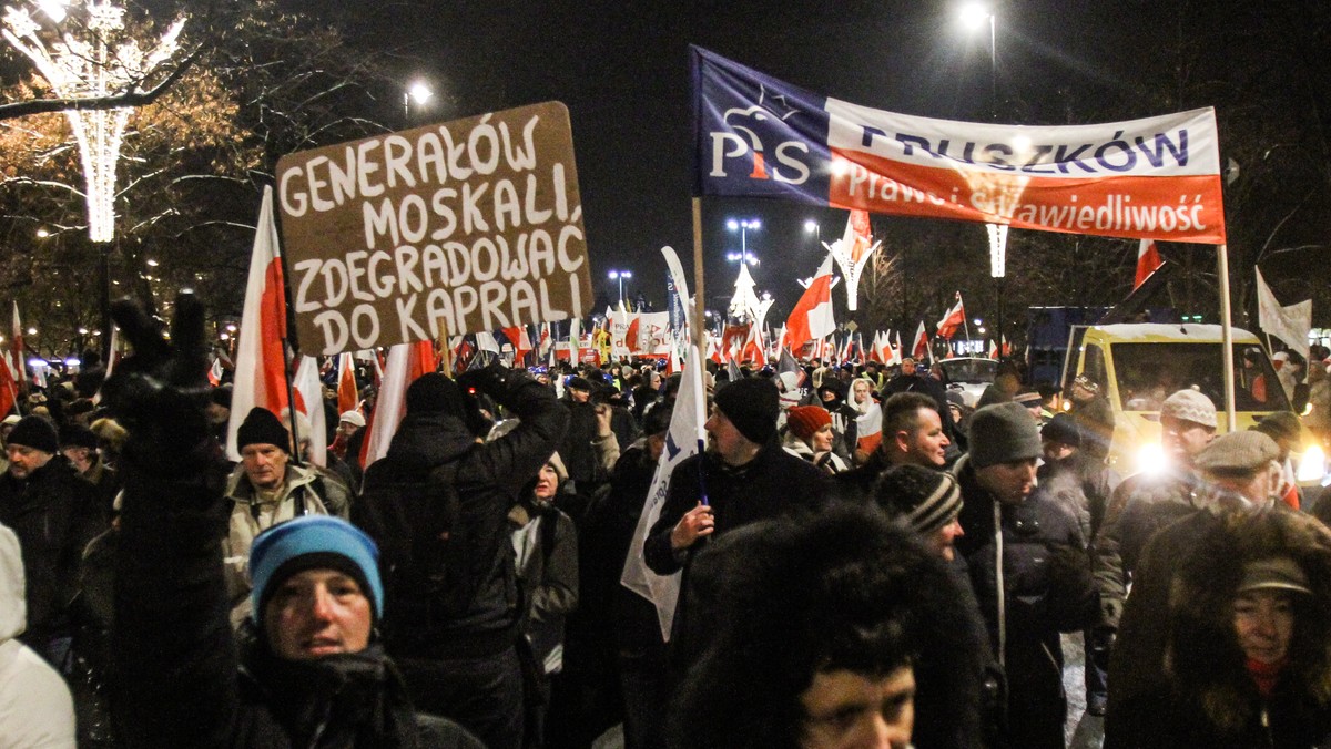 Problemy ekonomiczne i socjalne w Polsce wymagają pilnego rozwiązania, tymczasem ludzie wychodzą na ulice, żeby czcić kolejne rocznice - pisze niemiecki dziennik "Neues Deutschland".