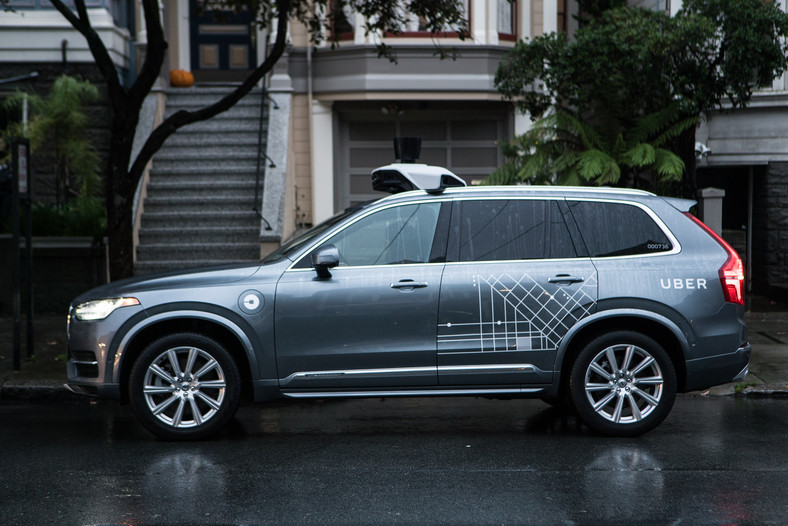 Pierwsze Volvo XC90 z techniką Ubera już jeżdżą w USA. Samochody można zamawiać. Póki co z przodu miejsce zajmują inżynierowie Ubera. Tak na wszelki wypadek.