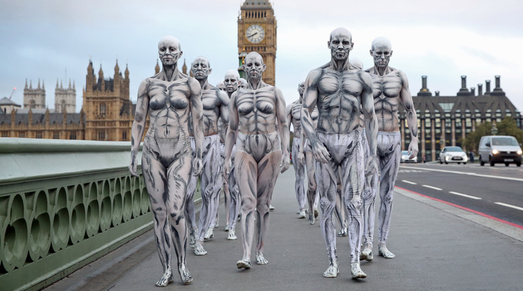 Humanoid robotok Londonban, a Westminster-hídon /Fotó: Northfoto
