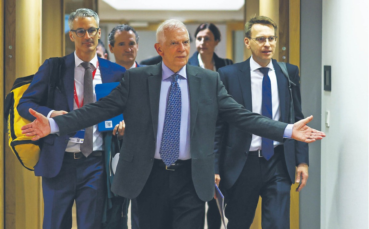 Propozycja, którą szef unijnej dyplomacji Josep Borrell (na zdjęciu) zapowiedział ministrom spraw zagranicznych, to przeznaczenie 90 proc. dochodów z zamrożonych rosyjskich aktywów w Europie na fundusz, z którego UE refinansuje państwom zakupy zbrojeniowe dla ukraińskiej armii