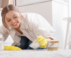 2 łyżki do wody i na dywan. Brud i zapachy znikają w kilka minut. Domowy odplamiacz