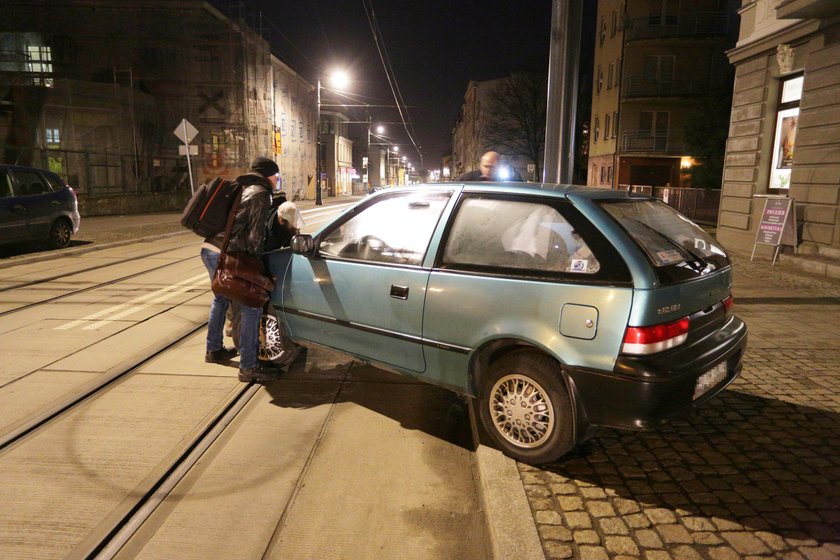 Samochód tarasuje tory tramwajowe na ul. Kopernika