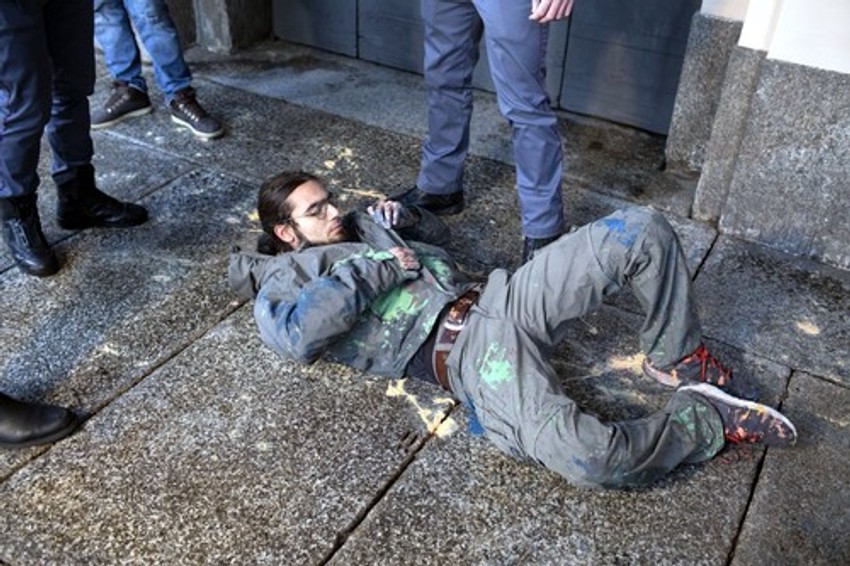 Napadnuta Milanska skala