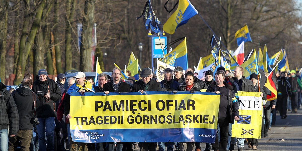 Marsz zmierza pod bramę Obozu Zgoda w Świętochłowicach