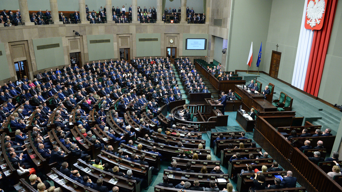 W piątek po godz. 9. Sejm wznowił swoje inauguracyjne posiedzenie. Posłowie powołali komisję nadzwyczajną, która wprowadzi zmiany w regulaminie izby. Zmiany mają dostosować komisje, które będą pracować w Sejmie, do ministerstw, które będą powołane w nowym rządzie.