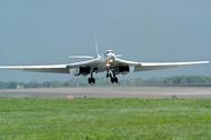 Zdjęcie ilustracyjne. Rosyjski bombowiec strategiczny TU-160 ląduje w bazie wojskowej w mieście Engels