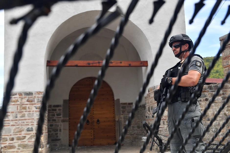 Na manastiru Banjska razbijena je ulazna kapija