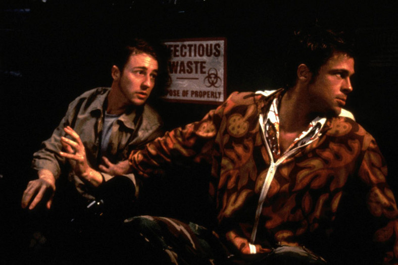 Edward Norton jako Narrator i Brad Pitt jako Tyler Durden w filmie "Podziemny krąg" (1999)