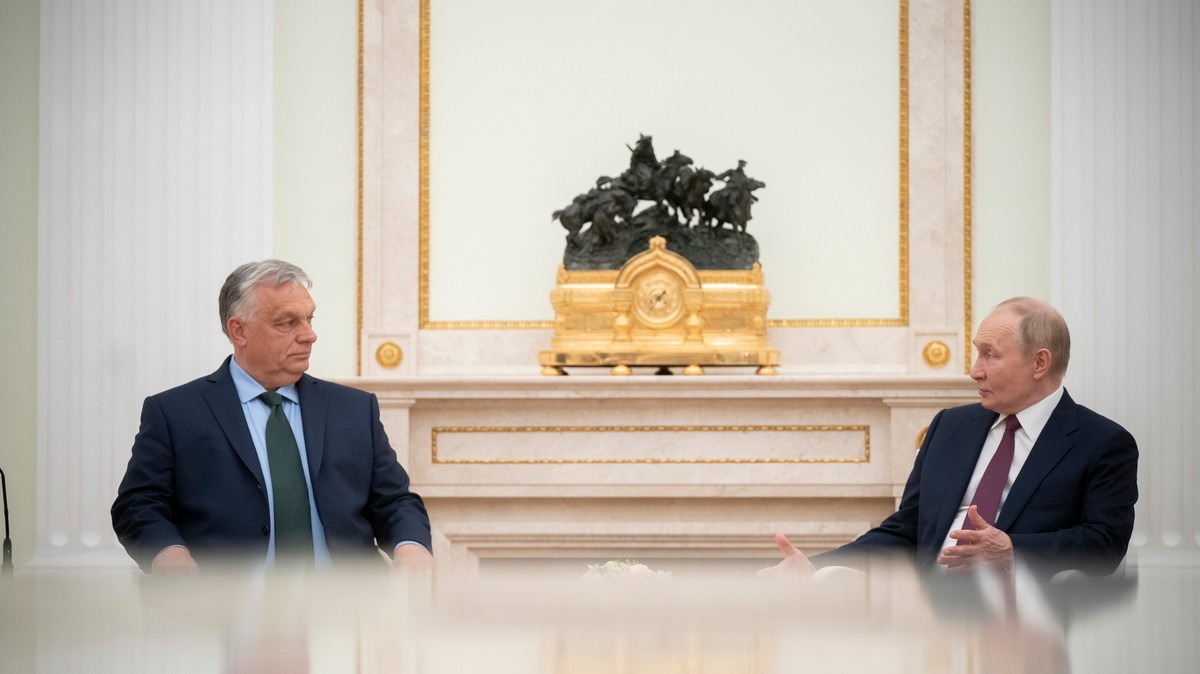 Putyin csak ilyennel hajlandó utazni: ezzel a csodalimuzinnal vitték Orbán Viktort a moszkvai találkozóra