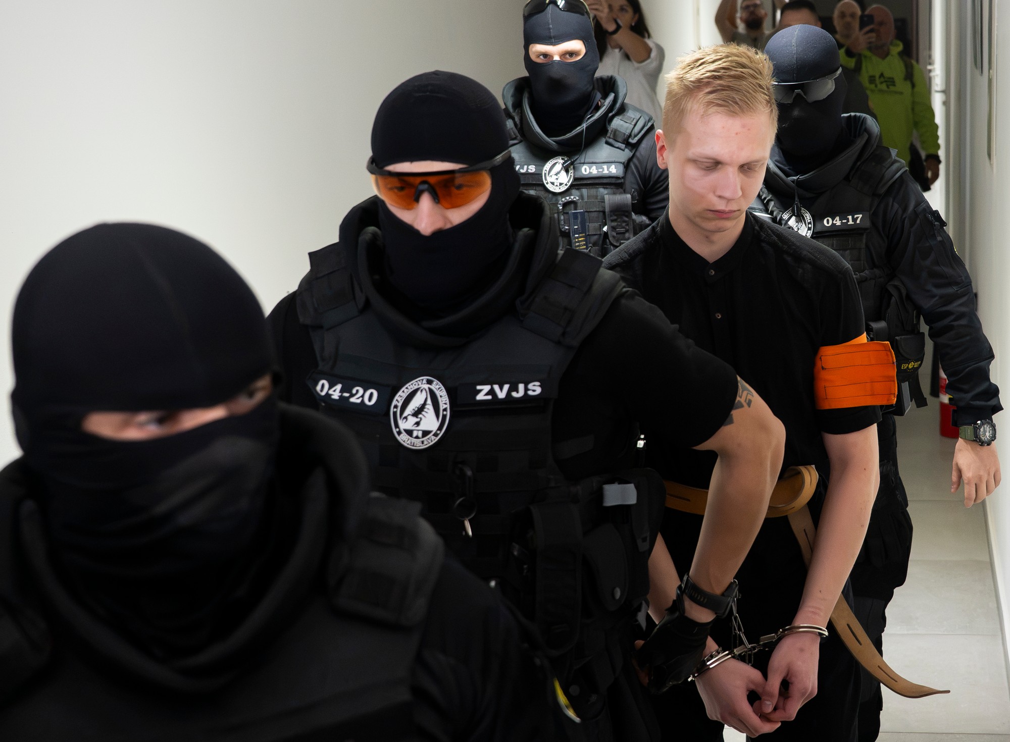 Obžalovaný Samuel S. v sprievode príslušníkov Zboru väzenskej a justičnej stráže. 