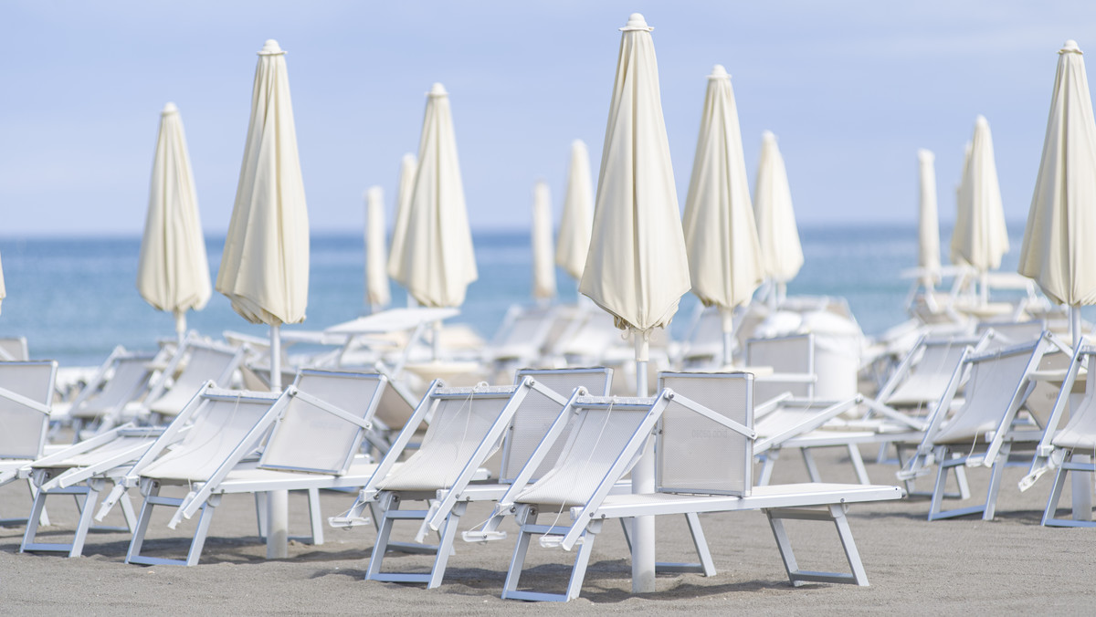 Włochy rozpoczynają sezon plażowy. Wkrótce mają znieść kwarantannę