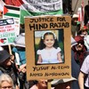 Demonstranti drže sliku Hind Radžab na propalestinskom protestu u Londonu u julu tekuće godine