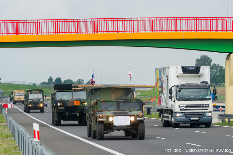 Żołnierze i sprzęt w drodze na manewry Saber Strike 22