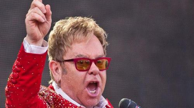 Kínos! Elton John nácizott!