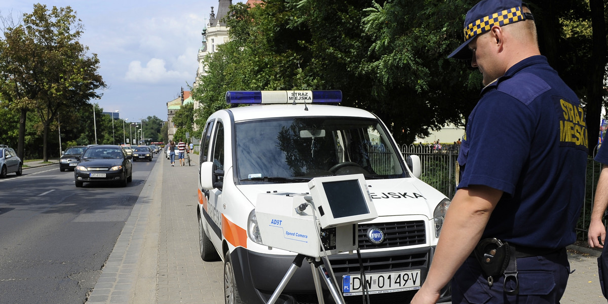 PATROL STRAŻNIKÓW MIEJSKICH Z FOTORADAREM UL PODWALE