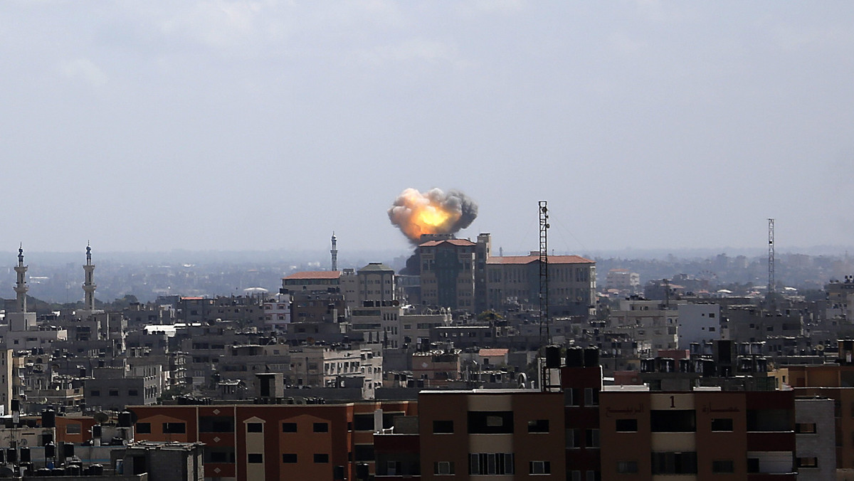 Izrael wznowił ataki lotnicze na Strefę Gazy, uzasadniając to tym, że palestyński radykalny Hamas wciąż ostrzeliwuje stamtąd państwo żydowskie. Naloty nastąpiły sześć godzin po jednostronnym przyjęciu przez Izrael egipskiej propozycji rozejmu.