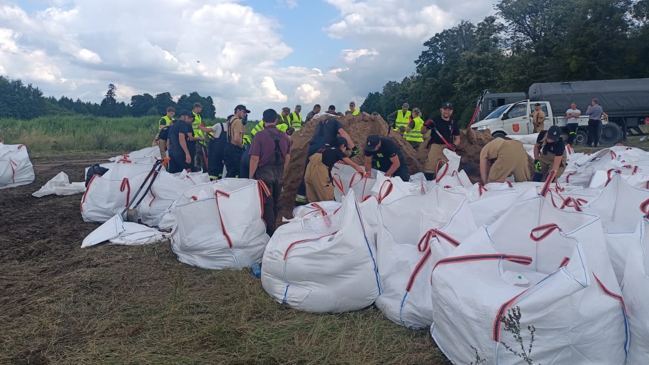 Przerwany wał przeciwpowodziowy koło Świętego Gaju. Do akcji wkroczą wojskowe helikoptery