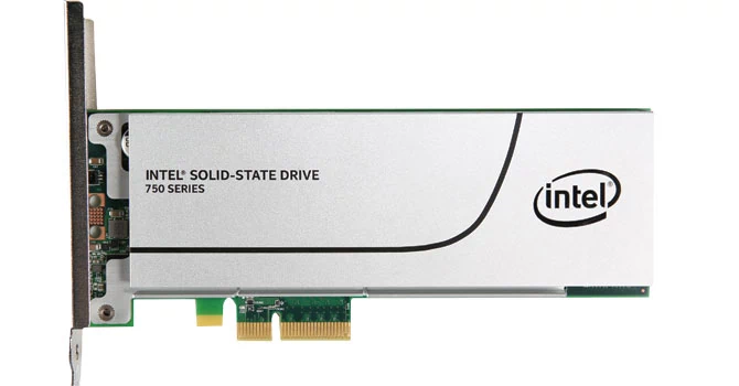 Dla serwerów i superwydajnych pecetów budowane są specjalne SSD (takie jak Intel 750 Series) jako karta rozszerzeń dla gniazd PCIe.