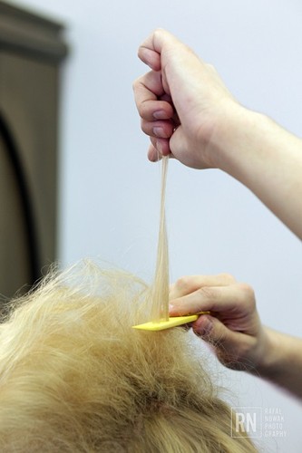 Modne fryzury na wiosnę: dziewczęce fale w stylu Catherine Deneuve krok po kroku