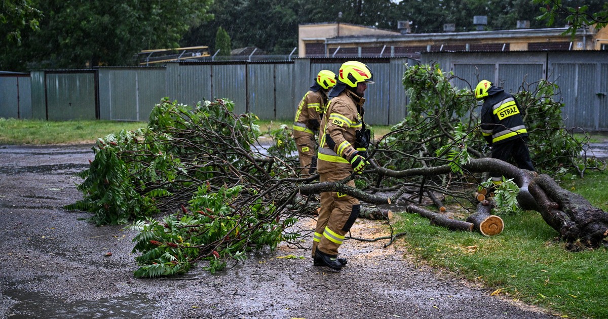 Zerwane dachy, połamane drzewa. Potężne burze przechodzą przez Polskę