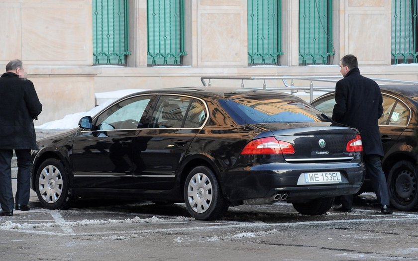 Szczurek wozi dzieci służbowyą limuzyną, a sam wlepia za to milionowe kary