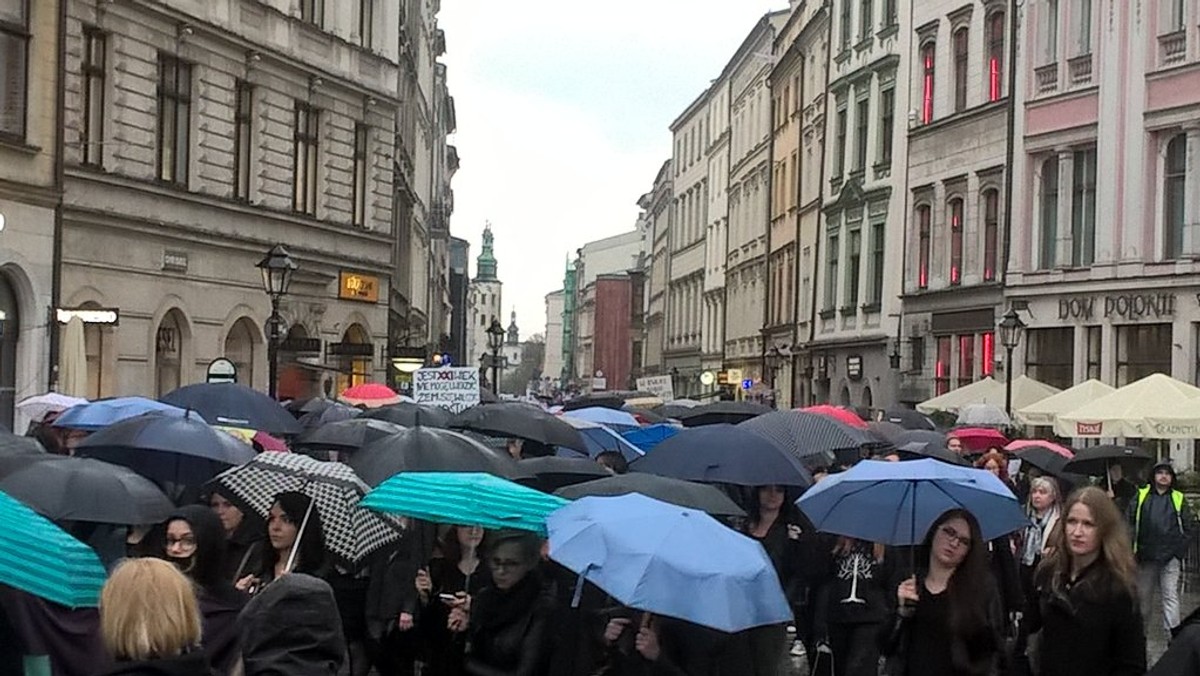 Kilkutysięczny marsz milczenia przeszedł ulicami Krakowa. Część uczestników miała zaklejone usta czarną taśmą. W ten sposób chcieli wyrazić swój sprzeciw przeciwko pomysłowi zaostrzenia prawa aborcyjnego.