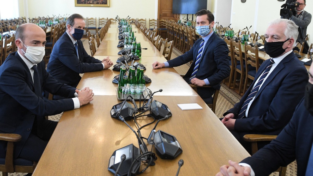 Przewodniczący PO Borys Budka (L), marszałek Senatu Tomasz Grodzki (2L), lider Porozumienia Jarosław Gowin (P) oraz poseł Porozumienia Kamil Bortniczuk (2P) podczas spotkania w Sejmie, 20 bm. 