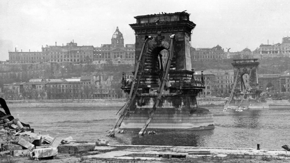 Zniszczony most na Dunaju i wypalone ruiny Budapesztu po zakończeniu oblężenia