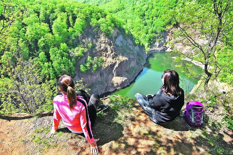 Do Ledinačkog jezera stiže se pešačkim stazama